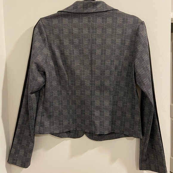 Blazer - Picture 4 of 4